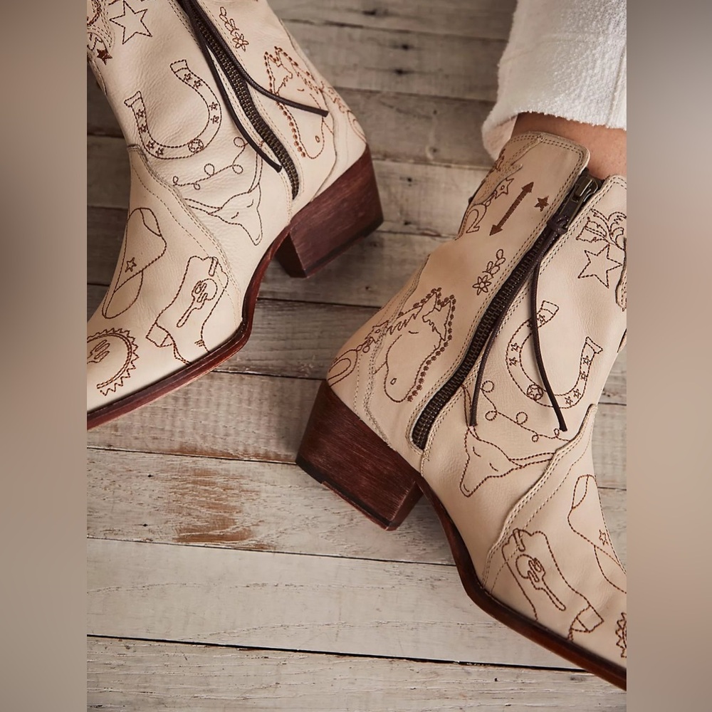 EUC Free people western doodle booties